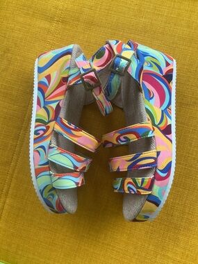 Ladies sandal in vibrant colors. Size 40  fits a 9.  Never worn. Fun shoe